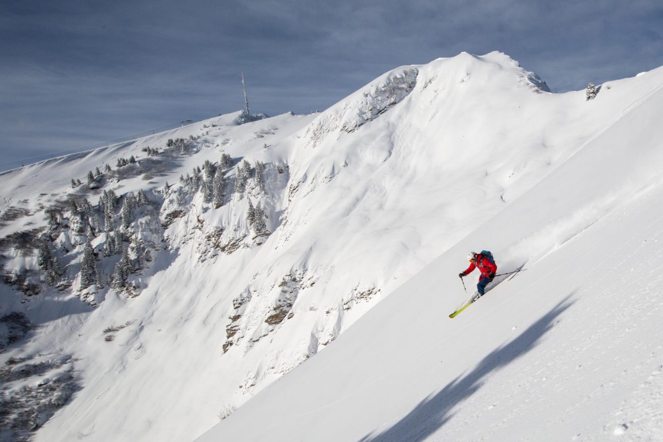 Skieur grande pente et sac à dos